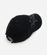 Gorra negra de algodón con visera curva y bordado frontal de estrellas en hilo blanco.