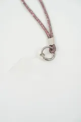 Correa para celular de diseño trenzado en color plateado, con herrajes metálicos y placa de sujeción transparente.