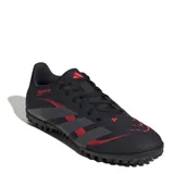Championes de fútbol Adidas Predator Club TF, diseñados para césped artificial. Presentan un diseño en color negro con detalles en rojo, parte superior sintética texturizada con tecnología Strikeprint para mayor precisión y suela de goma con tapones cortos para tracción.