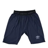 Short térmico deportivo Umbro de color negro, con ajuste ceñido al cuerpo, cintura elástica con logo de la marca y logo estampado en la pierna.