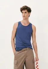 Musculosa de corte slim, color azul, con cuello redondo y sisas amplias.