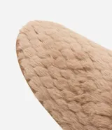 Pantufla cerrada de mujer con textura de peluche suave en color negro, diseñada para brindar comodidad en el hogar.