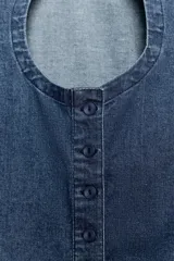 Top entallado de efecto denim, con cuello subido, manga corta, cierre frontal con botones y una llamativa abertura circular en el pecho.