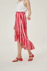 Falda midi con estampado de rayas verticales rojas y blancas, cintura elastizada y volados asimétricos en el ruedo.