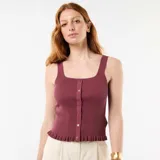 Musculosa acanalada de punto color bordó, con escote cuadrado y cartera de botones frontal decorativa con terminación de volados en el ruedo.