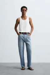 Camiseta sin mangas (tank top) blanca de algodón, con cuello redondo amplio y corte relajado (relaxed fit).