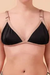 Corpiño de bikini negro con vivos color beige, de corte triangular sin aro, con breteles regulables y nudo en la espalda.