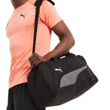 Bolso deportivo Puma Fundamentals, color negro con detalles en blanco. Cuenta con compartimento principal con cierre, bolsillo lateral y correa ajustable para el hombro.