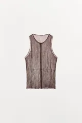 Top de punto confeccionado en hilatura con mezcla de viscosa, color marrón, con cuello redondo y diseño sin mangas. Presenta un tejido con efecto arrugado y cierre frontal con botones.