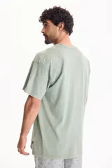 Remera oversize de manga corta y cuello redondo, confeccionada en algodón con acabado lavado estilo vintage.