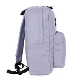 Mochila negra de estilo clásico con compartimento principal amplio, bolsillo frontal con cierre y bolsillos laterales. Incluye división interna para notebook.