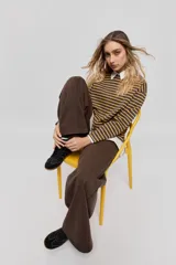 Jean wide leg azul oscuro de tiro bajo, con calce relajado y piernas amplias de diseño clásico de cinco bolsillos.