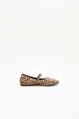 Balerina de cuero con estampado animal print de leopardo, con tira sobre el empeine y remaches de níquel de distintos tamaños. Suela con plantilla acolchonada.