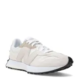 Championes urbanos New Balance modelo 327, con diseño retro en tonos beige y blanco. Presentan una combinación de materiales en gamuza y nylon, con el logo N característico en el lateral y una suela de goma con relieve que se extiende hacia el talón.