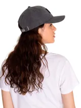 Gorro trucker gris oscuro, con visera curva y logo CAT bordado en relieve en la parte delantera.