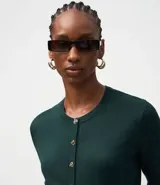 Cardigan negro de punto con escote redondo, mangas largas y cierre delantero con botones dorados.