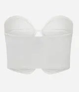 Top cropped blanco de crepé, sin breteles, con busto redondeado y cutout delantero.