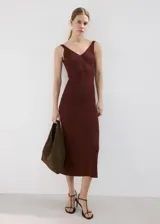Vestido midi de punto color bordó, con diseño entallado, cuello en V y tirantes finos sin mangas.