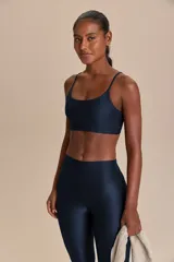 Calza deportiva de tiro alto con diseño de alta compresión y textura acanalada con leve brillo. Cuenta con un bolsillo trasero en la cintura y tecnología de ajuste adaptable.