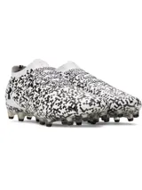 Championes de fútbol Under Armour Magnetico Pro 5 FG, con diseño estampado en blanco y negro de patrón digital, cuello de punto y suela con tacos cónicos para césped natural firme.