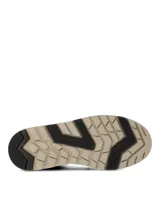 Botín de cuero color marrón oscuro con diseño de caña media, cierre mediante cordones y suela de EVA en tono beige con base de goma.