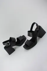 Sandalias negras de cuero con plataforma y taco ancho.