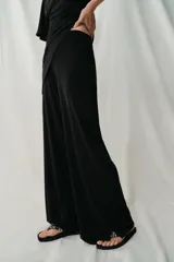 Pantalón largo color bordó, confeccionado en crepe fluido, con tiro alto, cintura elástica y diseño de pierna ancha.