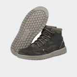 Botas de caña media Hey Dude modelo Bradley, con capellada con estampado de camuflaje en tonos grises y marrones. Cierre con cordones y cuello acolchado con diseño de espiga. Suela de goma color gris.