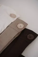 Pantalón marrón de gabardina elastizada, tiro alto, corte wide leg y botones de coco.