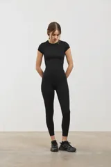 Remera tipo baby tee de calce ajustado al cuerpo, con escote redondo clásico y mangas cortas. Confeccionada en tejido ultra liviano y suave con compresión media.