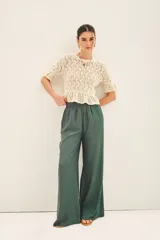 Pantalon de pierna ancha y tiro alto, con cintura elastizada y corte fluido.