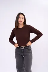 Remera de manga larga color marrón chocolate, con cuello redondo y corte ajustado al cuerpo.