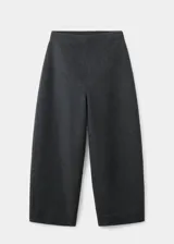 Pantalón de tiro alto con diseño tipo balloon, confeccionado en tejido mezcla de lana, con cierre lateral y forro interior.