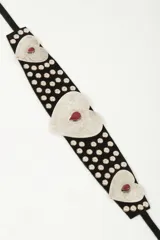 Cinturón faja de cuero vacuno color bordó, con tachas plateadas y hebilla dorada en forma de corazón con detalle de piedra negra.