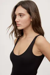 Body blanco de algodón y elastano con textura acanalada, escote redondo amplio y breteles anchos, de calce ajustado al cuerpo.