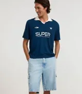 Bermuda cargo de corte baggy confeccionada en denim de algodón. Presenta cintura con trabillas, cierre frontal con botón y cremallera, y bolsillos laterales utilitarios de gran tamaño.