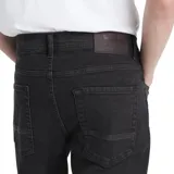 Pantalón Timberland de denim negro, corte recto, con bolsillos delanteros y traseros.