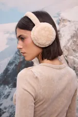 Remera básica de manga larga con cuello redondo y efecto lavado, confeccionada en tejido de punto con costuras visibles.