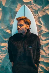 Buzo negro de polar con cierre parcial y logo de la marca bordado en el pecho.