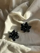 Par de caravanas con forma de flor, hechas a mano en porcelana.