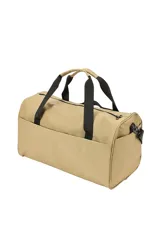 Bolso tipo Duffle color negro, confeccionado en PVC y poliéster, con doble asa de mano y bolsillos laterales.
