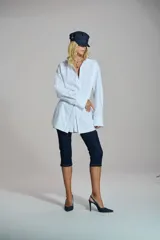 Gorra marinera de mujer confeccionada en denim azul, con visera y detalle metálico lateral de inspiración náutica.