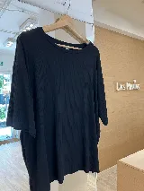 Remera color beige de morley y viscosa, de manga corta y corte holgado.