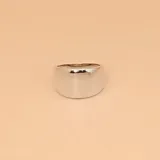 Anillo de diseño minimalista y ancho, fabricado en plata 925 con acabado pulido brillante.