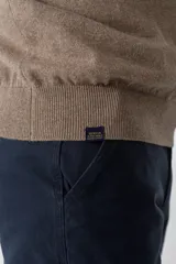 Sweater de punto color azul marino, con cuello en V y mangas largas.