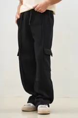 Pantalón jogger negro de corte ancho con bolsillos cargo y cordón ajustable en la cintura.