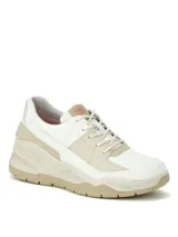Sneaker Cat modelo Watchful, de diseño moderno en combinación de colores blanco y beige. Presenta capellada de cuero con detalles de costuras, cierre mediante cordones y suela de goma robusta con relieve.