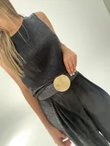 Conjunto de musculosa y pantalón palazzo color dorado brillante. La musculosa es sin mangas y el pantalón es de corte ancho con cintura alta.