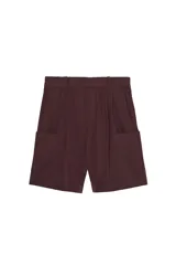 Bermuda cargo relaxed fit color azul marino, de tiro medio con pliegues frontales y presillas para cinturón. Cuenta con bolsillos laterales tipo cargo en las perneras y cierre frontal con cremallera y gancho metálico oculto.