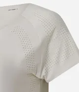 Remera deportiva de microfibra color blanco, con cuello redondo, mangas cortas y paneles laterales con textura perforada para mayor ventilación.